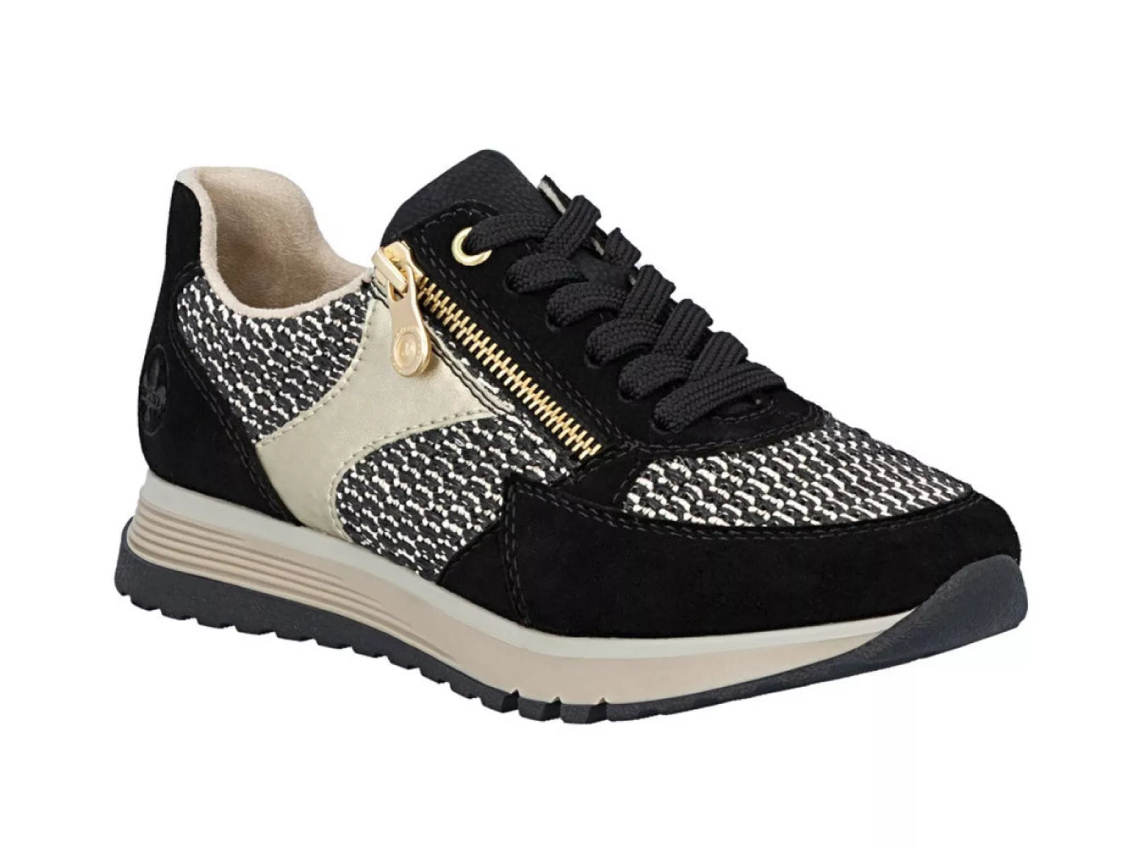 Schuin aanzicht van Rieker 49010-01, sportieve en comfortabele damesschoen